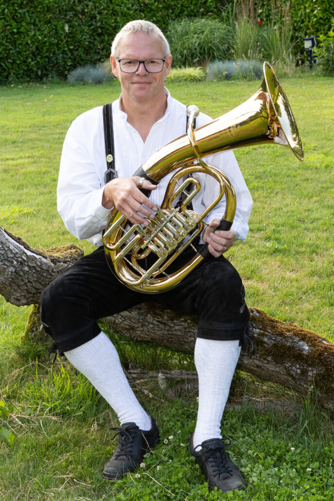 Lid Erik Amting in lederhosen en instrument in hand