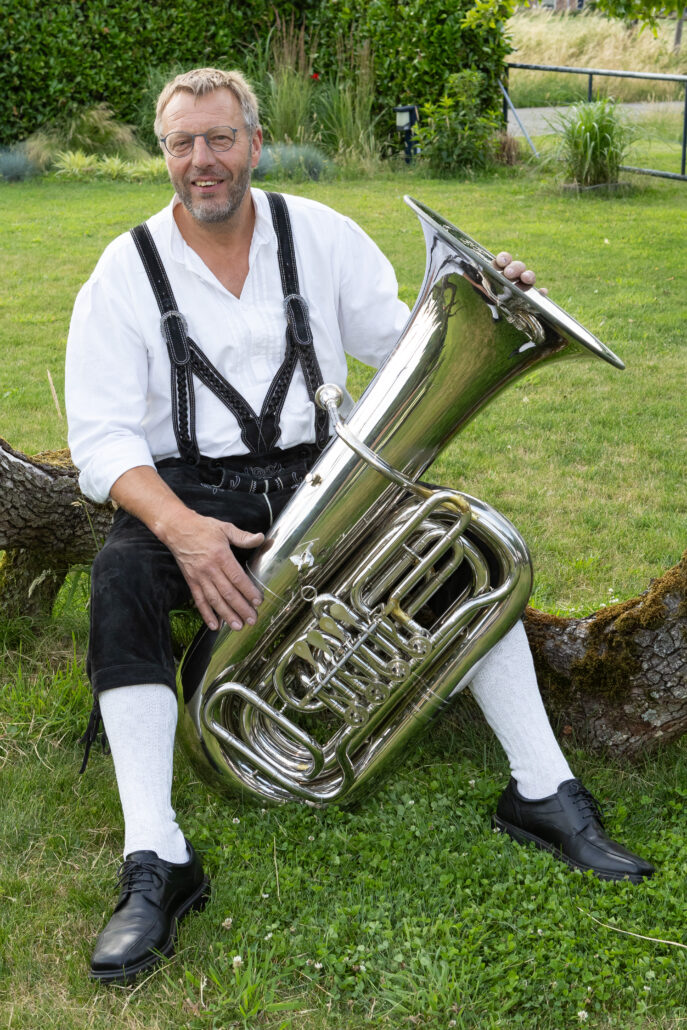 lid Toon Diesvelt in lederhosen en instrument in hand