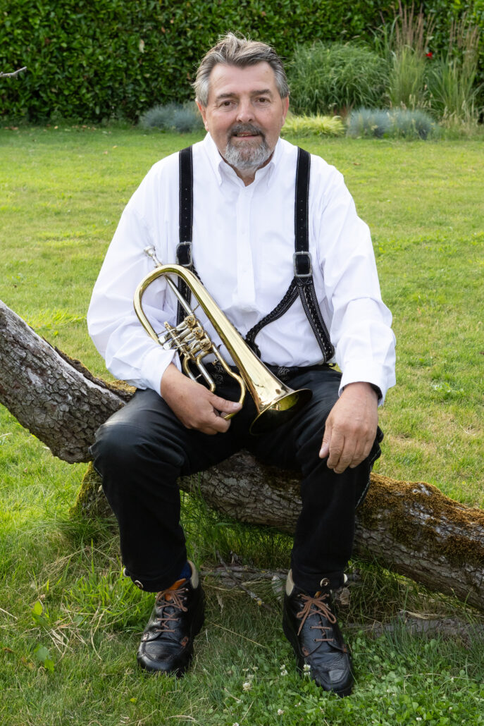 Lid Willem Duis in lederhosen en instrument in hand