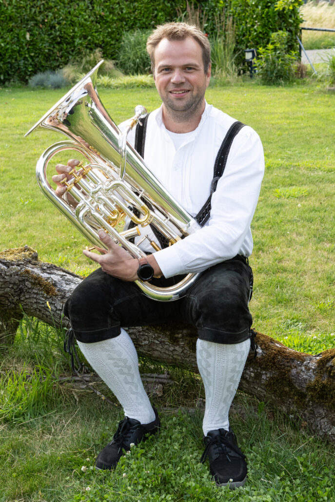 Lid Erik Norder in lederhosen en instrument in hand