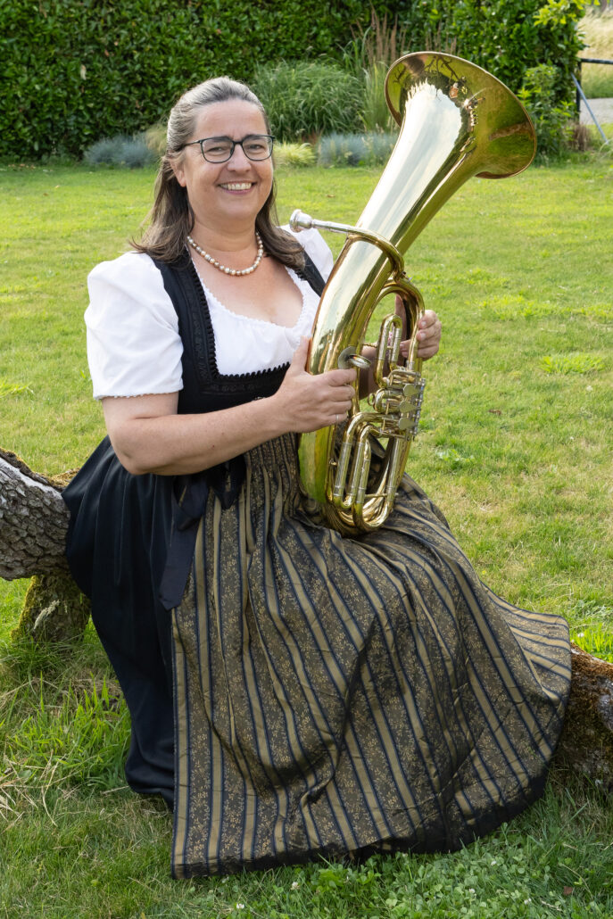 Lid Willy Mentink in dirndl en instrument in hand