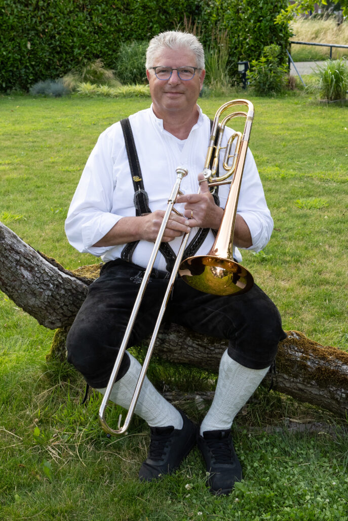 Lid Jan Welting in lederhosen en instrument in hand