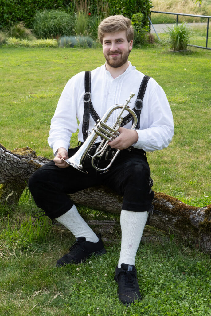 Lid Bas Peters in lederhosen en instrument in hand