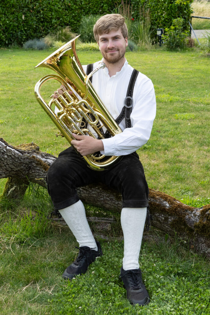 Lid Tim Peters in lederhosen en instrument in hand
