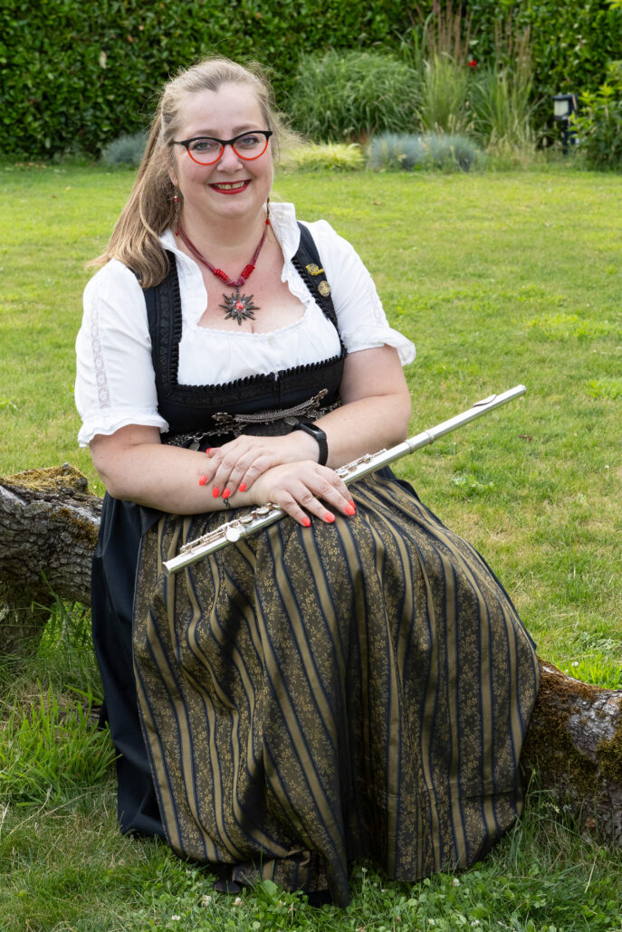 Lid Nicolette Wrekenhorst in dirndl en instrument in hand