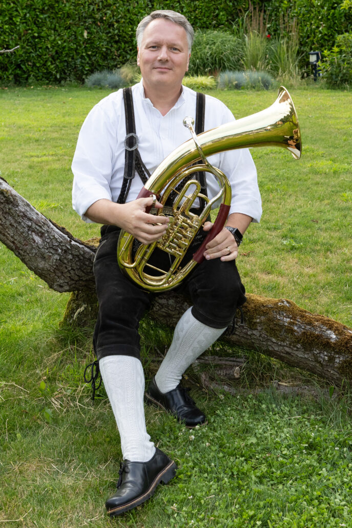 Kapelleider Michael Van den Broeck in lederhosen en instrument in hand