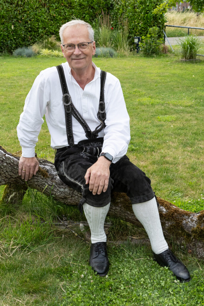 Zanger Lammert Braafhart in lederhosen
