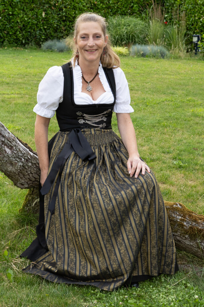 Zangeres Angelique Braafhart in dirndl
