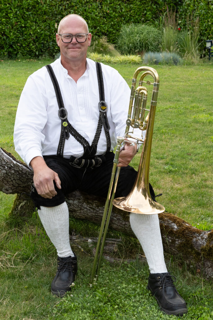 Lid Jhonny Amting in lederhosen en instrument in hand